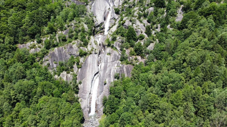 una cascata immersa nel bosco della Val di Mello
