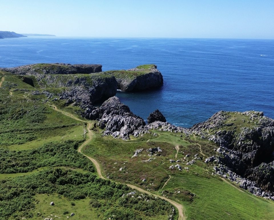"costa spagnola di fronte all'oceano tra prati e rocce"