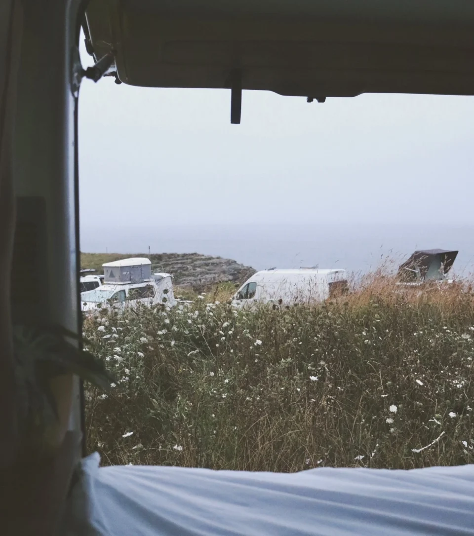 "van messo su uno spiazzo lungo la costa insieme ad altri camper"