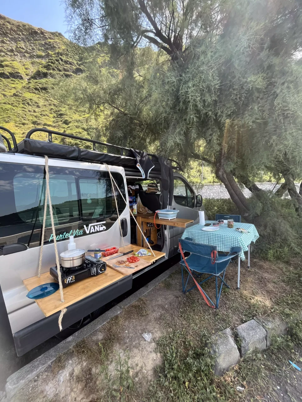 Il nostro van Sancho, con tavolino e sedie durante un pranzo 